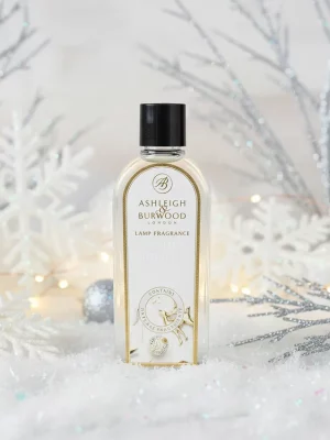 Flakon 500 ml zapachu A&B_White_Christmas znajduje się pośród białych i srebrnych płatków śniegu i gałęzi, delikatnie oświetlony w świątecznej zimowej scenerii - idealny jako wkład do lampy zapachowej.