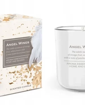 Biała świeca swieca-zapachowa-parafinowa-christmas-angel-wings-bartek-candles-1-szt-b znajduje się w przezroczystym szkle z etykietą Angel Wings, obok pudełka z białym piórkiem, złotymi plamami i szczegółami produktu. Zapewnia słodki, kwiatowy zapach.
