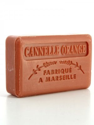 Cannelle-orange1 to prostokątny pomarańczowy baton z naturalnego mydła z wytłoczonymi z przodu napisami "CANNELLE ORANGE" i "FABRIQUÉ A MARSEILLE", motywem gałęzi i ciepłym zapachem cynamonu z pomarańczą.