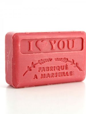 Prostokątna różowa tabliczka savonnette-marseillaise-i-love-you-125-g z wytłoczonym napisem "I ♥ YOU" i "FABRIQUÉ À MARSEILLE" oraz małą gałązką - idealna jako Mydło Prowansalskie lub uroczy prezent.