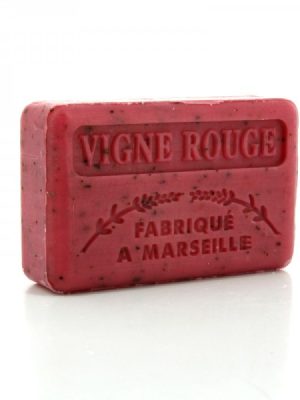 Prostokątna czerwona kostka mydła vigne-rouge1 z wytłoczonym napisem "Vigne Rouge" i "Fabriqué à Marseille" oraz wzorem gałęzi - to mydło cynamon z pomarańczą wnosi francuską elegancję do codziennej pielęgnacji.